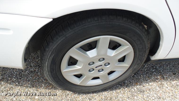 image for item L2485 2006 Ford Taurus SE