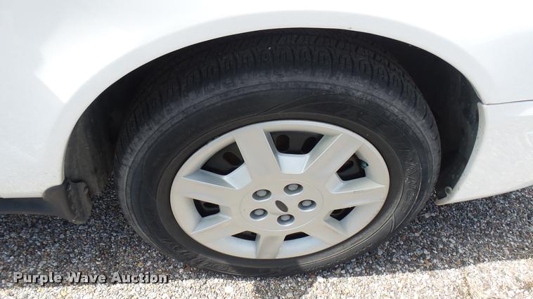 image for item L2485 2006 Ford Taurus SE