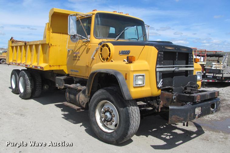 image for item J2532 1990 Ford L8000 dump truck