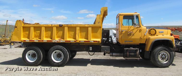 image for item J2532 1990 Ford L8000 dump truck