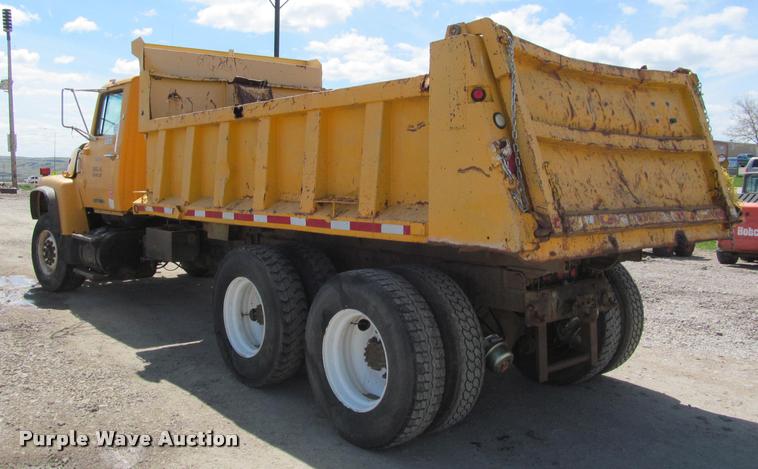image for item J2532 1990 Ford L8000 dump truck