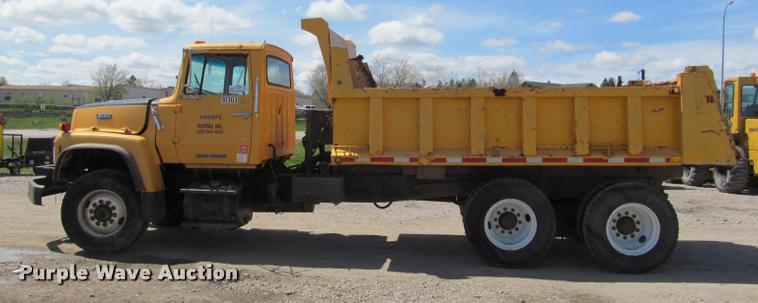 image for item J2532 1990 Ford L8000 dump truck