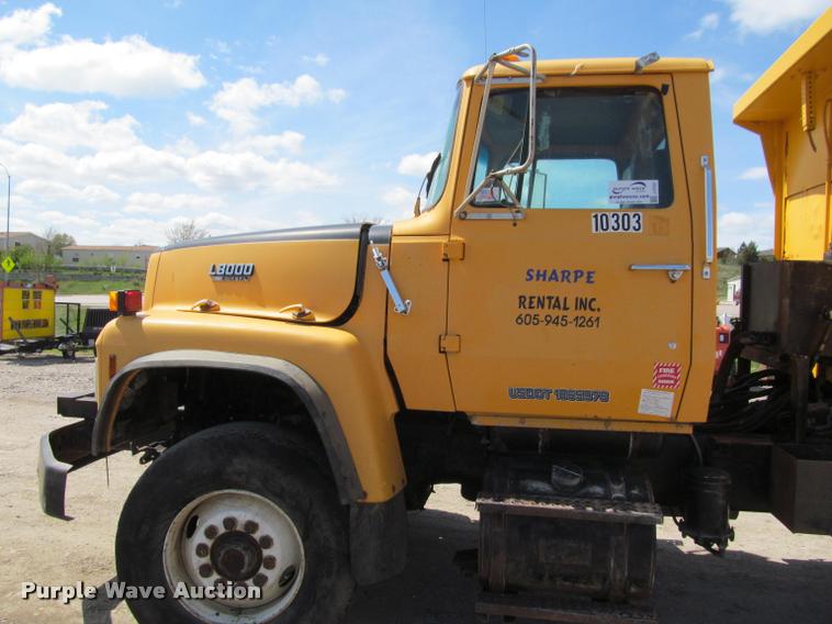 image for item J2532 1990 Ford L8000 dump truck
