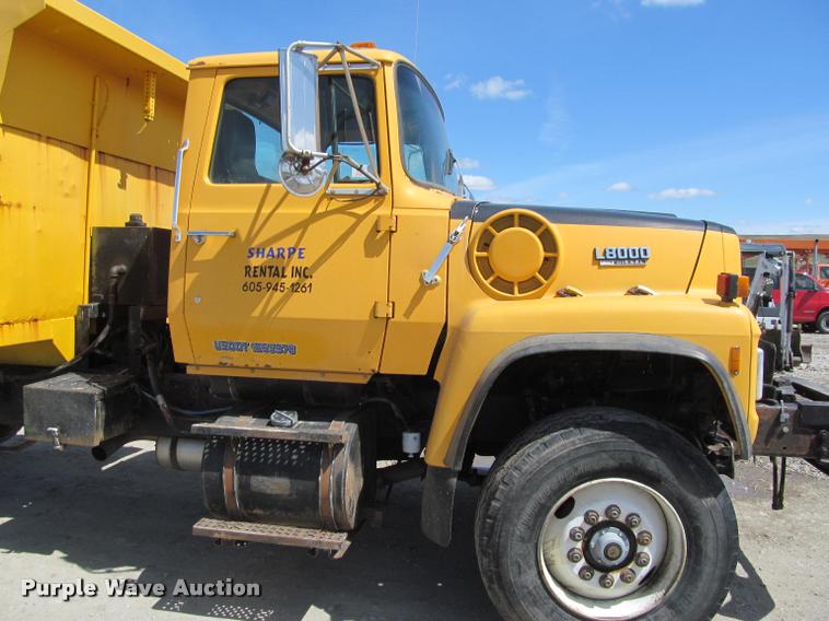 image for item J2532 1990 Ford L8000 dump truck