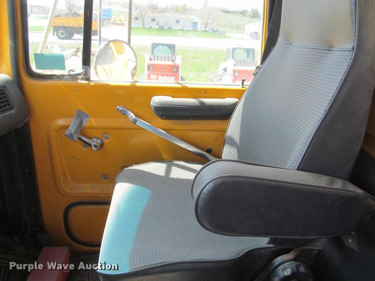 image for item J2532 1990 Ford L8000 dump truck