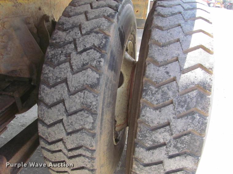 image for item J2532 1990 Ford L8000 dump truck