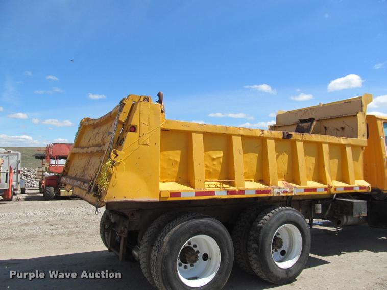 image for item J2532 1990 Ford L8000 dump truck