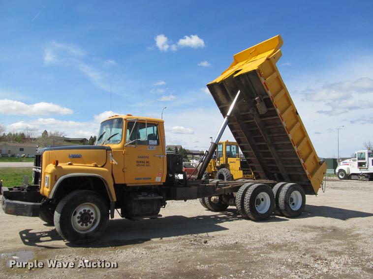image for item J2532 1990 Ford L8000 dump truck