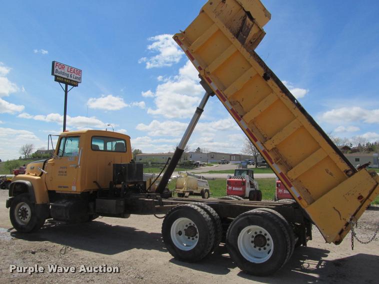 image for item J2532 1990 Ford L8000 dump truck