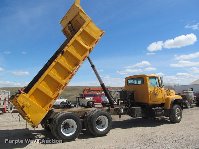 image for item J2532 1990 Ford L8000 dump truck