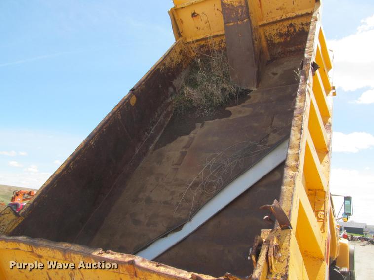 image for item J2532 1990 Ford L8000 dump truck