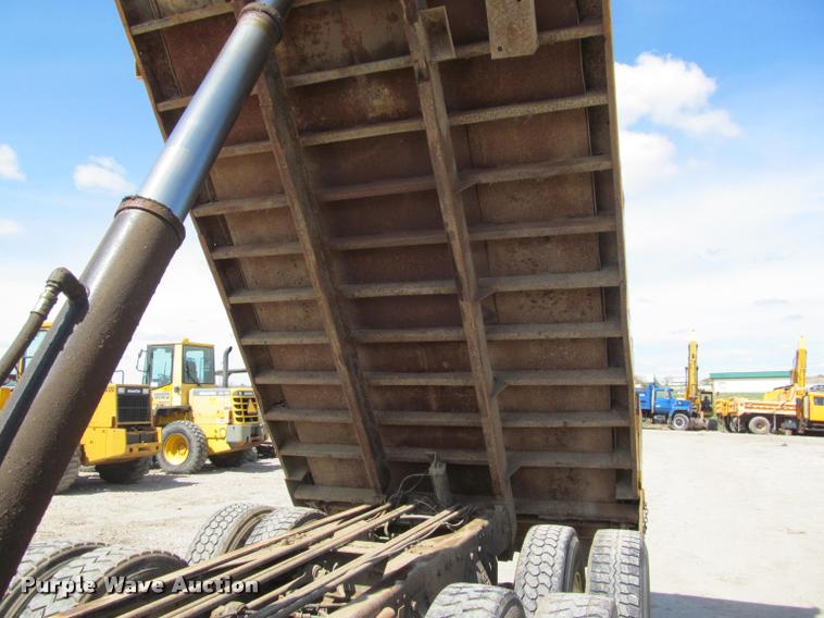 image for item J2532 1990 Ford L8000 dump truck