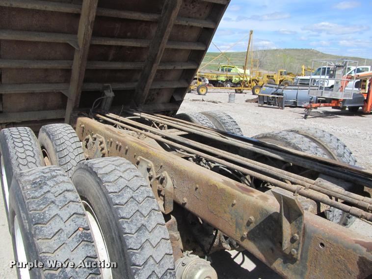 image for item J2532 1990 Ford L8000 dump truck