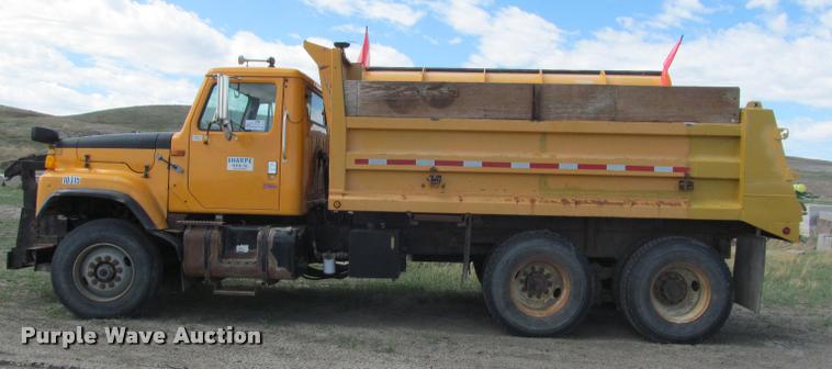 image for item K3898 1998 International 2554 dump truck