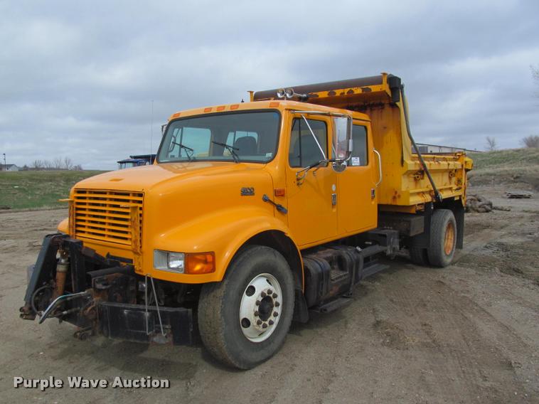 image for item K3948 2002 International 4900 Crew Cab dump truck
