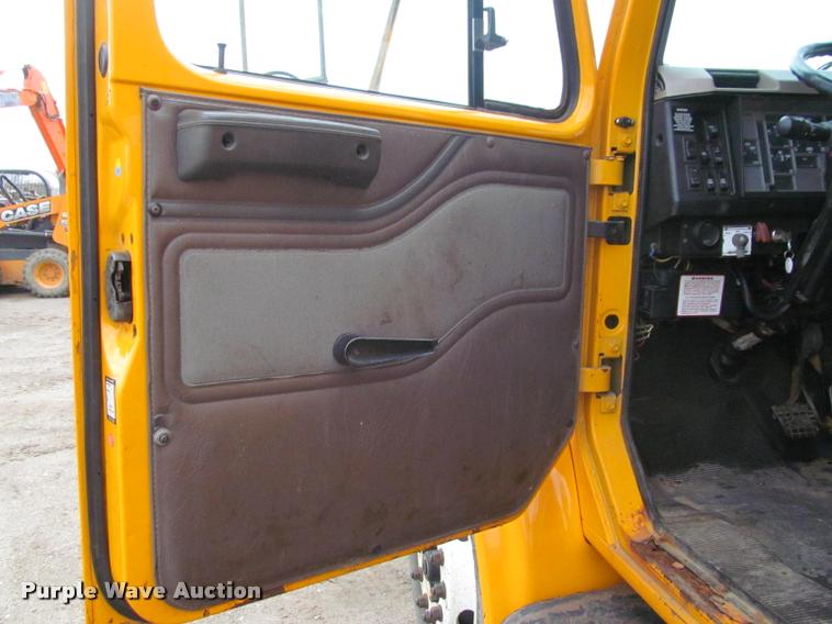 image for item K3948 2002 International 4900 Crew Cab dump truck