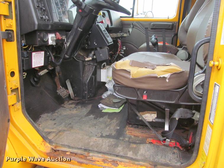 image for item K3948 2002 International 4900 Crew Cab dump truck