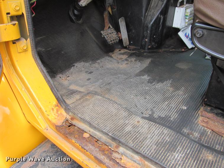 image for item K3948 2002 International 4900 Crew Cab dump truck