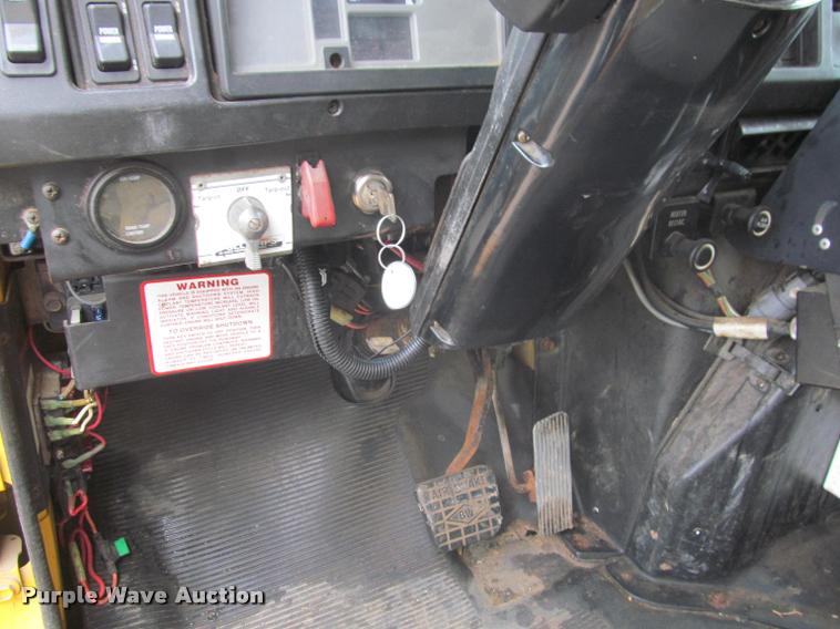 image for item K3948 2002 International 4900 Crew Cab dump truck