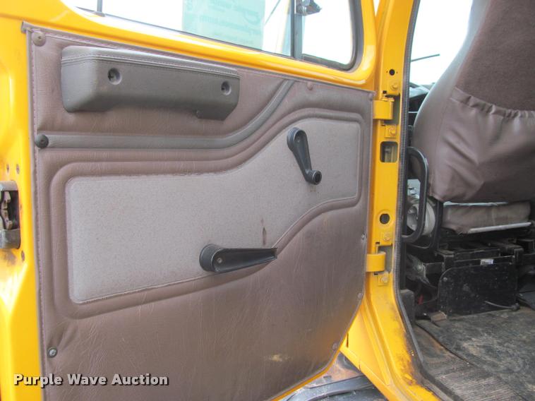 image for item K3948 2002 International 4900 Crew Cab dump truck