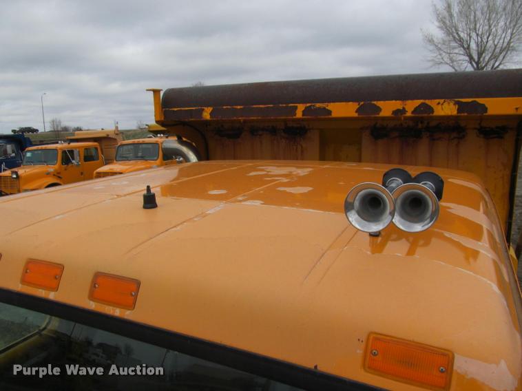image for item K3948 2002 International 4900 Crew Cab dump truck