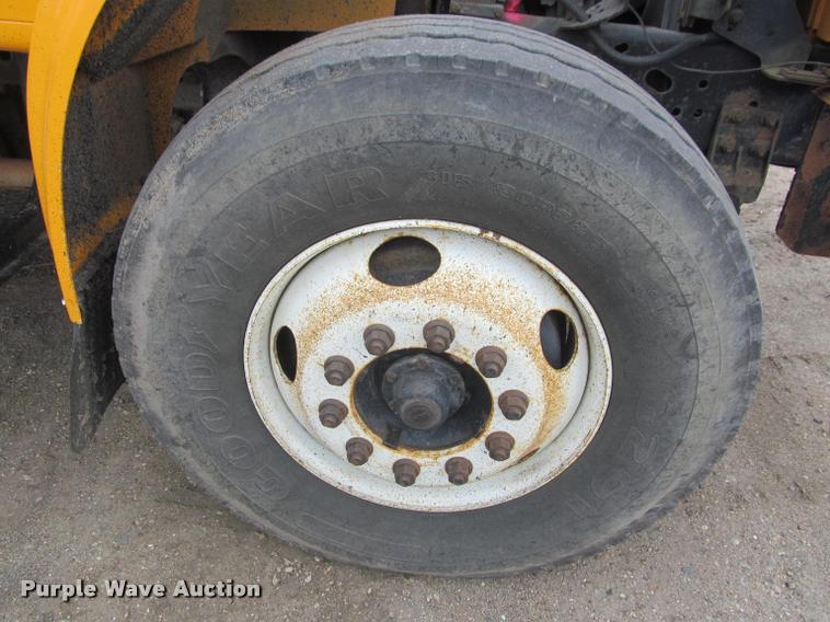 image for item K3948 2002 International 4900 Crew Cab dump truck