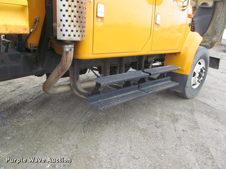 image for item K3948 2002 International 4900 Crew Cab dump truck