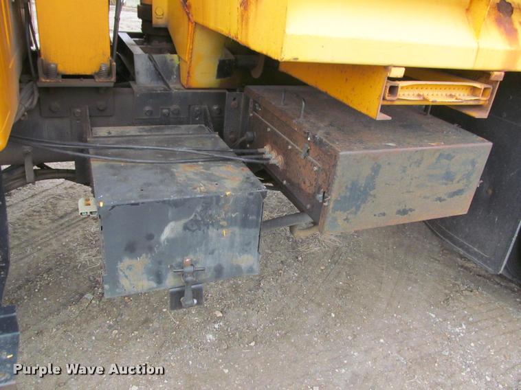 image for item K3948 2002 International 4900 Crew Cab dump truck