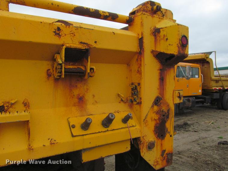 image for item K3948 2002 International 4900 Crew Cab dump truck