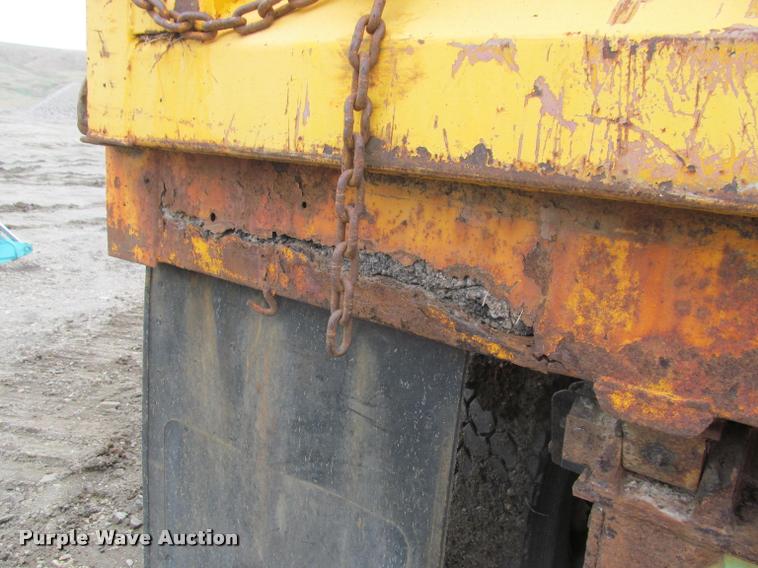 image for item K3948 2002 International 4900 Crew Cab dump truck