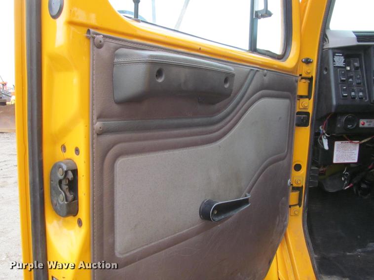 image for item K3949 2002 International 4900 Crew Cab dump truck