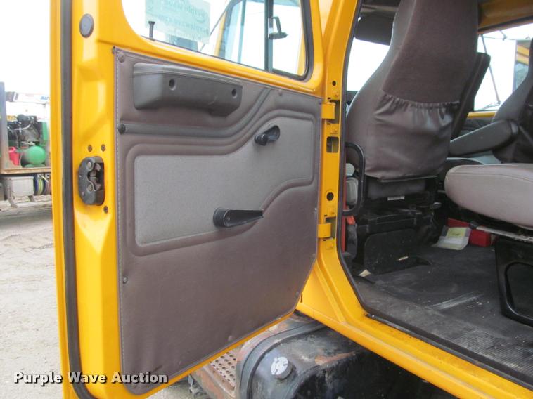 image for item K3949 2002 International 4900 Crew Cab dump truck