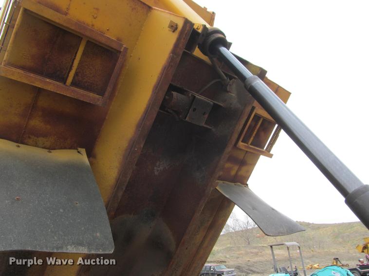 image for item K3949 2002 International 4900 Crew Cab dump truck