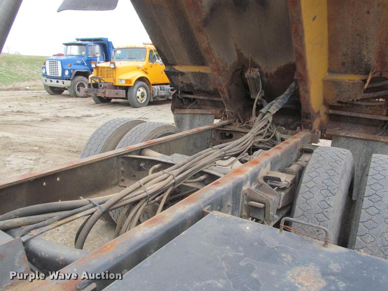 image for item K3949 2002 International 4900 Crew Cab dump truck