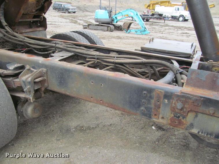 image for item K3949 2002 International 4900 Crew Cab dump truck