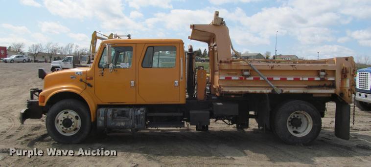 image for item K3951 2002 International 4900 Crew Cab dump truck