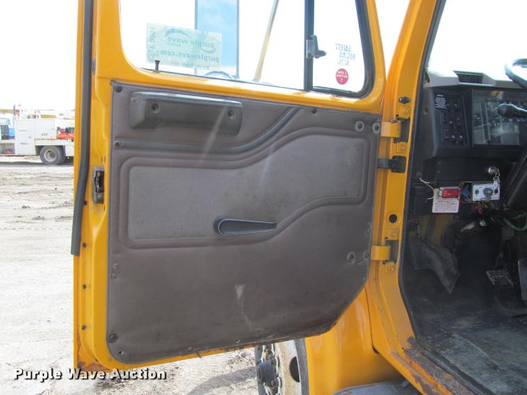 image for item K3951 2002 International 4900 Crew Cab dump truck