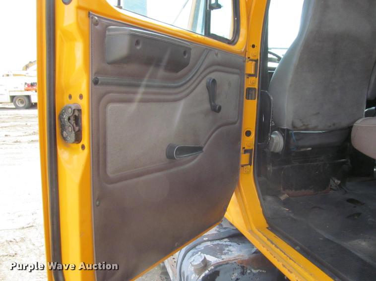 image for item K3951 2002 International 4900 Crew Cab dump truck