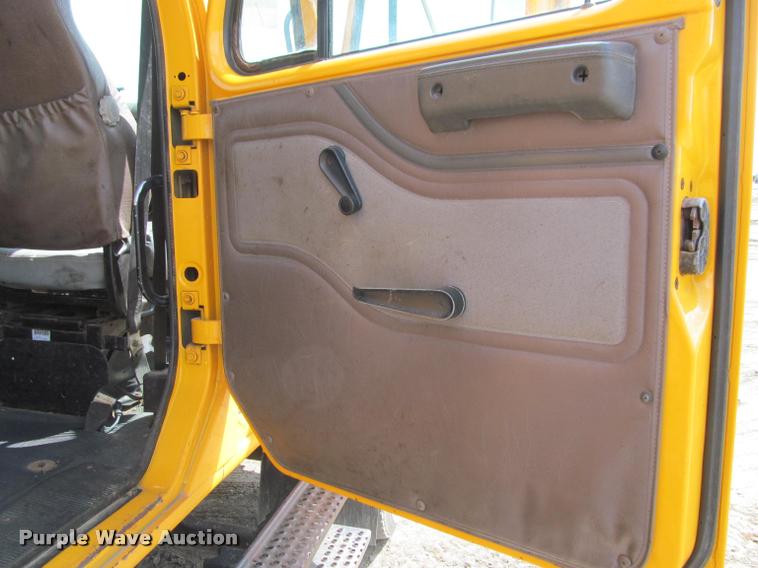 image for item K3951 2002 International 4900 Crew Cab dump truck