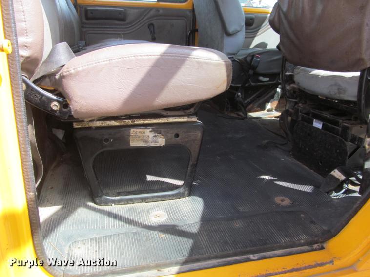 image for item K3951 2002 International 4900 Crew Cab dump truck