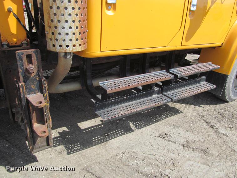 image for item K3951 2002 International 4900 Crew Cab dump truck