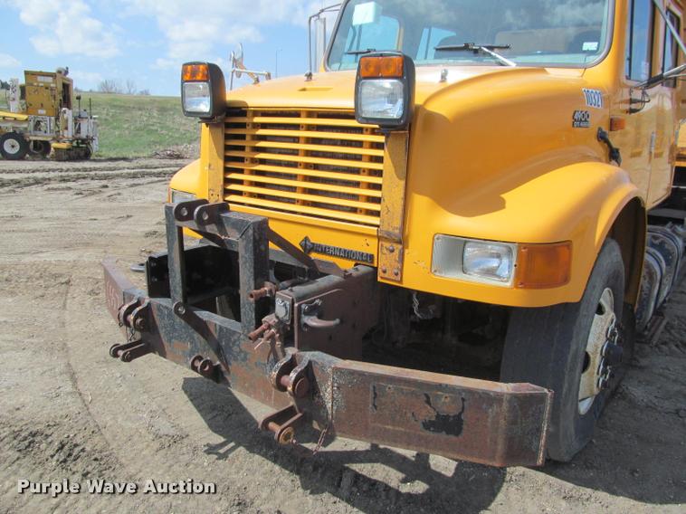 image for item K3951 2002 International 4900 Crew Cab dump truck