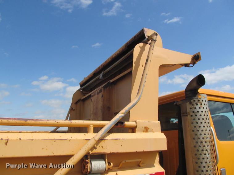 image for item K3951 2002 International 4900 Crew Cab dump truck