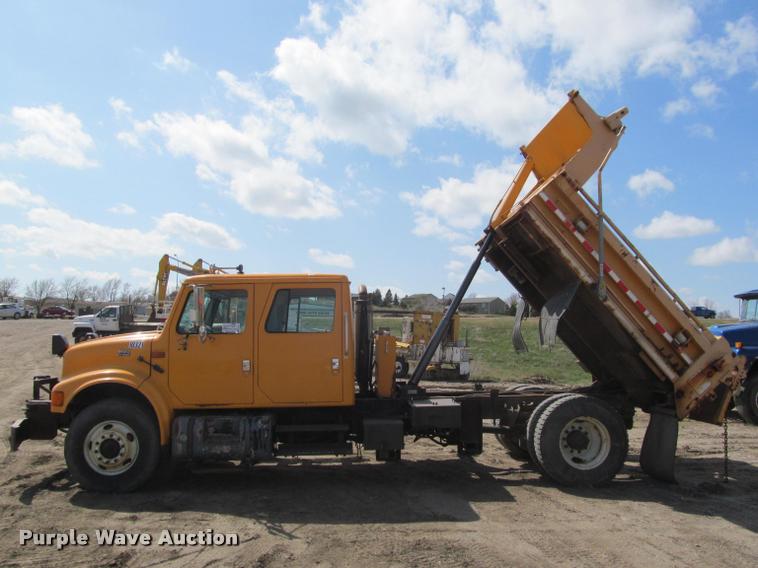 image for item K3951 2002 International 4900 Crew Cab dump truck