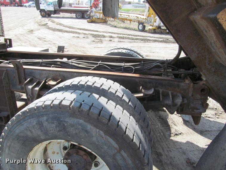 image for item K3951 2002 International 4900 Crew Cab dump truck