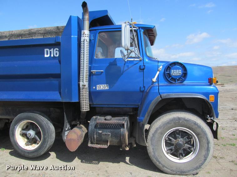 image for item K3952 1986 Ford 8000 dump truck