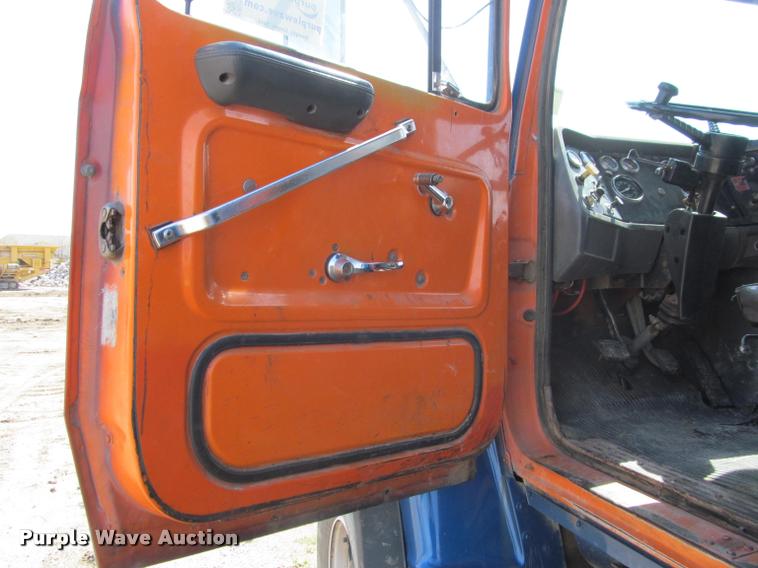 image for item K3952 1986 Ford 8000 dump truck