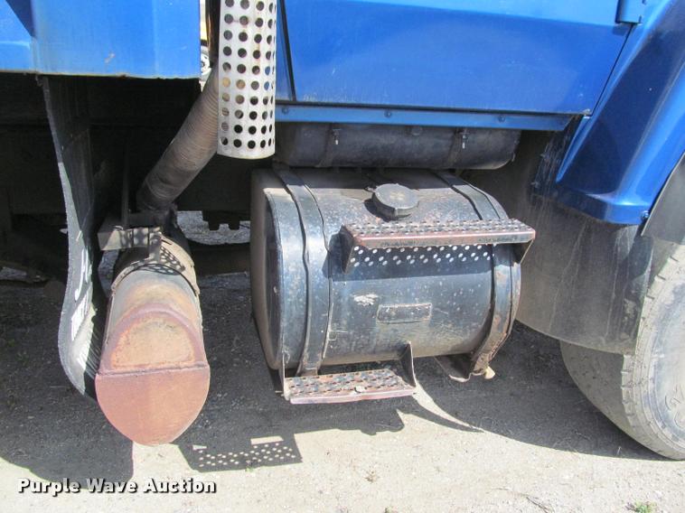 image for item K3952 1986 Ford 8000 dump truck