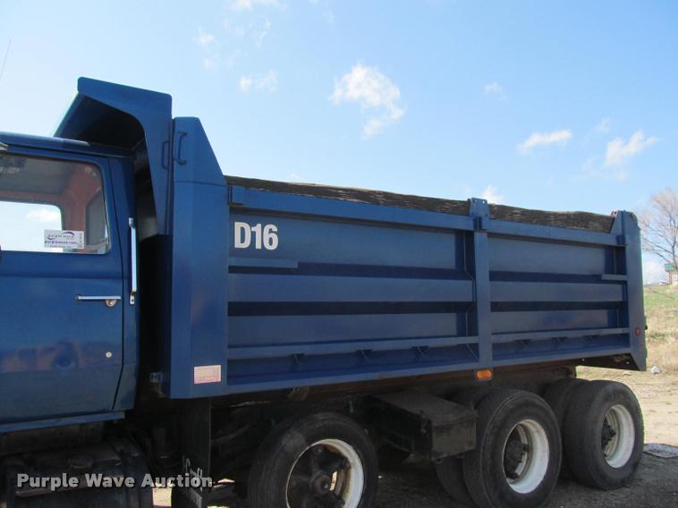 image for item K3952 1986 Ford 8000 dump truck