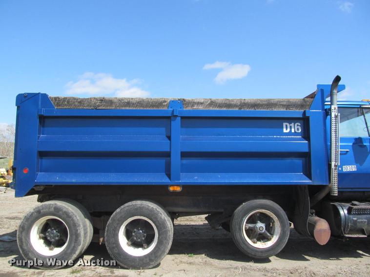 image for item K3952 1986 Ford 8000 dump truck